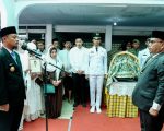 Gubernur Sulawesi Selatan Andi Sudirman Sulaiman melepas jenazah Mantan Sekretaris Provinsi Sulsel, Drs. H. Mappatoeroeng Parawansa, di kediamannya di Jalan Syekh Yusuf, Kabupaten Gowa, Minggu (24/8/2025).