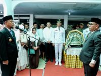 Gubernur Sulawesi Selatan Andi Sudirman Sulaiman melepas jenazah Mantan Sekretaris Provinsi Sulsel, Drs. H. Mappatoeroeng Parawansa, di kediamannya di Jalan Syekh Yusuf, Kabupaten Gowa, Minggu (24/8/2025).