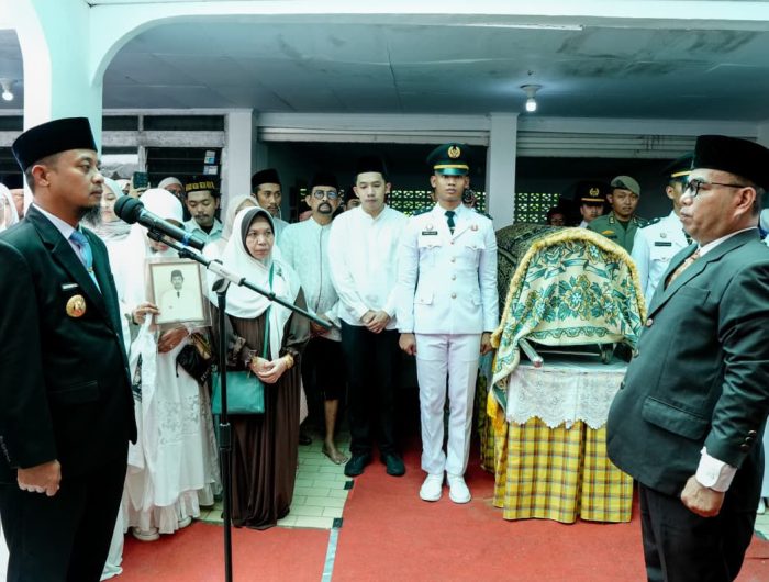 Gubernur Sulawesi Selatan Andi Sudirman Sulaiman melepas jenazah Mantan Sekretaris Provinsi Sulsel, Drs. H. Mappatoeroeng Parawansa, di kediamannya di Jalan Syekh Yusuf, Kabupaten Gowa, Minggu (24/8/2025).