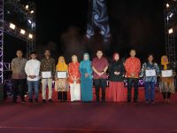 Puncak perayaan Pesta Rakyat HUT ke-80 Proklamasi Kemerdekaan Republik Indonesia berlangsung meriah di halaman Monumen Mandala, Kecamatan Ujung Pandang, Minggu malam (24/8/2025).