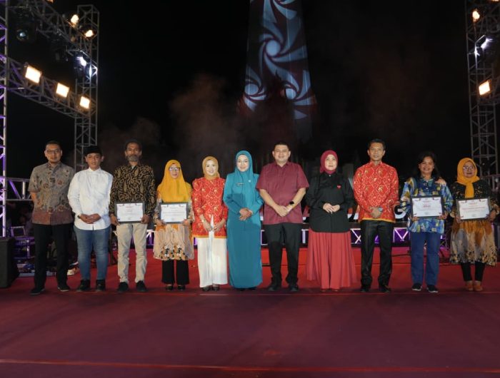 Puncak perayaan Pesta Rakyat HUT ke-80 Proklamasi Kemerdekaan Republik Indonesia berlangsung meriah di halaman Monumen Mandala, Kecamatan Ujung Pandang, Minggu malam (24/8/2025).