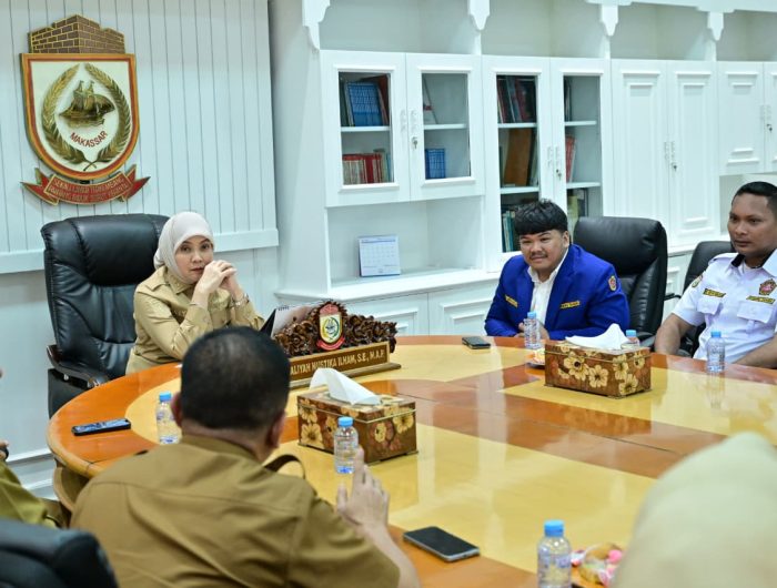 Wakil Wali Kota Makassar, Aliyah Mustika Ilham, menerima audiensi pengurus Karang Taruna Kota Makassar di Kantor Wali Kota, Senin (25/8/2025). Pertemuan ini membahas persiapan perayaan Hari Ulang Tahun Karang Taruna ke-65 yang dijadwalkan berlangsung pada 27 September 2025 di Lapangan Karebosi.