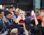 Ketua DPRD Provinsi Sulsel, Andi Rachmatika Dewi (Cicu) saat hadapi masa aksi unjuk rasa, di depan Kantor DPRD Provinsi Sulsel. (Foto: Netral.co.id/MFR).