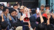 Ketua DPRD Provinsi Sulsel, Andi Rachmatika Dewi (Cicu) saat hadapi masa aksi unjuk rasa, di depan Kantor DPRD Provinsi Sulsel. (Foto: Netral.co.id/MFR).