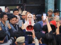 Ketua DPRD Provinsi Sulsel, Andi Rachmatika Dewi (Cicu) saat hadapi masa aksi unjuk rasa, di depan Kantor DPRD Provinsi Sulsel. (Foto: Netral.co.id/MFR).