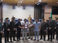 Wakil Wali Kota Parepare, Hermanto, menyerahkan Rancangan Peraturan Daerah (Ranperda) tentang Perubahan Anggaran Pendapatan dan Belanja Daerah (APBD) Kota Parepare Tahun Anggaran 2025 kepada DPRD Kota Parepare. Penyerahan dilakukan dalam Rapat Paripurna DPRD Parepare, Selasa (26/8/2025).