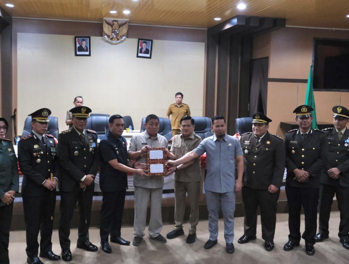 Wakil Wali Kota Parepare, Hermanto, menyerahkan Rancangan Peraturan Daerah (Ranperda) tentang Perubahan Anggaran Pendapatan dan Belanja Daerah (APBD) Kota Parepare Tahun Anggaran 2025 kepada DPRD Kota Parepare. Penyerahan dilakukan dalam Rapat Paripurna DPRD Parepare, Selasa (26/8/2025).