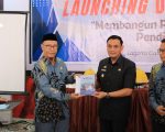 Wakil Wali Kota Parepare, Hermanto, mewakili Wali Kota Tasming Hamid menghadiri kegiatan Bedah Buku sekaligus Launching Buku LAPEKOM berjudul "Membangun Parepare dengan Karakter" di Cafe Lagota, Rabu (27/8/2025).