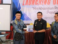 Wakil Wali Kota Parepare, Hermanto, mewakili Wali Kota Tasming Hamid menghadiri kegiatan Bedah Buku sekaligus Launching Buku LAPEKOM berjudul "Membangun Parepare dengan Karakter" di Cafe Lagota, Rabu (27/8/2025).