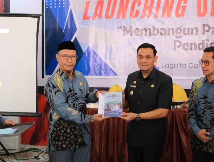 Wakil Wali Kota Parepare, Hermanto, mewakili Wali Kota Tasming Hamid menghadiri kegiatan Bedah Buku sekaligus Launching Buku LAPEKOM berjudul "Membangun Parepare dengan Karakter" di Cafe Lagota, Rabu (27/8/2025).
