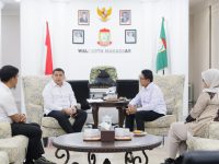 Pengelolaan sampah berkelanjutan harus dimulai sejak dari sumbernya, baik di rumah tangga, sekolah, pasar, maupun perkantoran. Hal ini ditegaskan Kepala Pusat Pengendalian Lingkungan Hidup Sulawesi-Maluku (Pusdal LH Suma) Kementerian Lingkungan Hidup (KLH), Dr. Azri Rasul, saat bertemu Wali Kota Makassar, Munafri Arifuddin, di Balai Kota, Rabu (27/8/2025).
