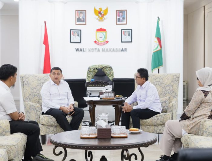 Pengelolaan sampah berkelanjutan harus dimulai sejak dari sumbernya, baik di rumah tangga, sekolah, pasar, maupun perkantoran. Hal ini ditegaskan Kepala Pusat Pengendalian Lingkungan Hidup Sulawesi-Maluku (Pusdal LH Suma) Kementerian Lingkungan Hidup (KLH), Dr. Azri Rasul, saat bertemu Wali Kota Makassar, Munafri Arifuddin, di Balai Kota, Rabu (27/8/2025).