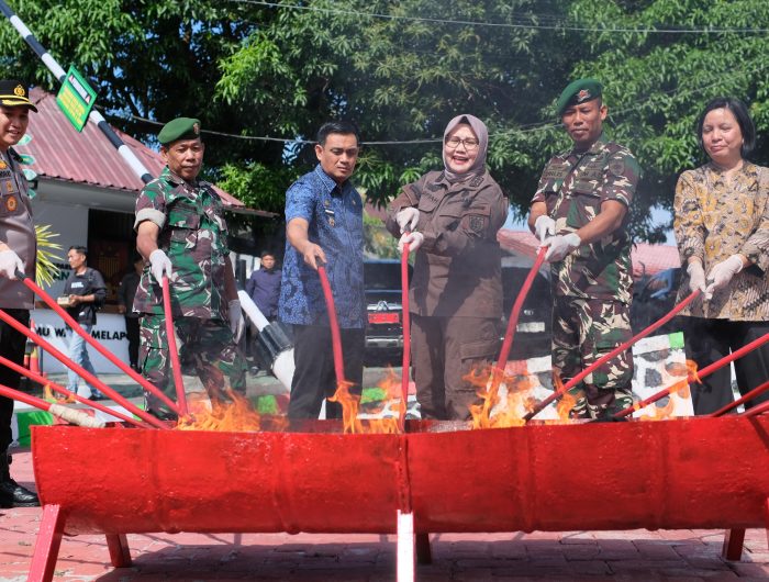 Pemerintah Kota Parepare menegaskan komitmennya dalam mendukung penegakan hukum dan keadilan. Hal ini disampaikan Wakil Wali Kota Parepare, Hermanto, saat mewakili Wali Kota Tasming Hamid dalam acara pemusnahan barang rampasan di halaman Kantor Kejaksaan Negeri (Kejari) Parepare, Kamis (28/8/2025).