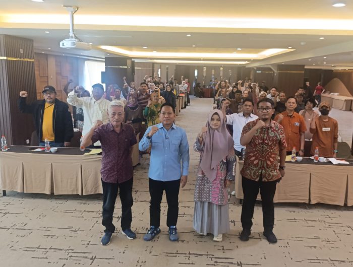 Ketua Komisi B DPRD Kota Makassar, Ismail, SH, menegaskan komitmennya untuk mengawal pengembangan pasar tradisional di tengah gempuran ritel modern dan toko waralaba yang kian menjamur. Hal tersebut disampaikan dalam Sosialisasi Peraturan Daerah (Perda) bersama komunitas “Sahabat Ismail” di Hotel Grand Maleo, Jln. Pelita Raya, Makassar.