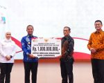 Gubernur Sulawesi Selatan, Andi Sudirman Sulaiman menyerahkan bantuan tanggap darurat kepada Pemerintah Kabupaten Luwu Timur atas bencana kebakaran yang melanda Desa Sorowako, Kecamatan Nuha, Rabu (27/8/2025).