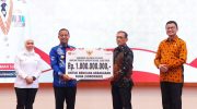 Gubernur Sulawesi Selatan, Andi Sudirman Sulaiman menyerahkan bantuan tanggap darurat kepada Pemerintah Kabupaten Luwu Timur atas bencana kebakaran yang melanda Desa Sorowako, Kecamatan Nuha, Rabu (27/8/2025).