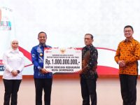 Gubernur Sulawesi Selatan, Andi Sudirman Sulaiman menyerahkan bantuan tanggap darurat kepada Pemerintah Kabupaten Luwu Timur atas bencana kebakaran yang melanda Desa Sorowako, Kecamatan Nuha, Rabu (27/8/2025).