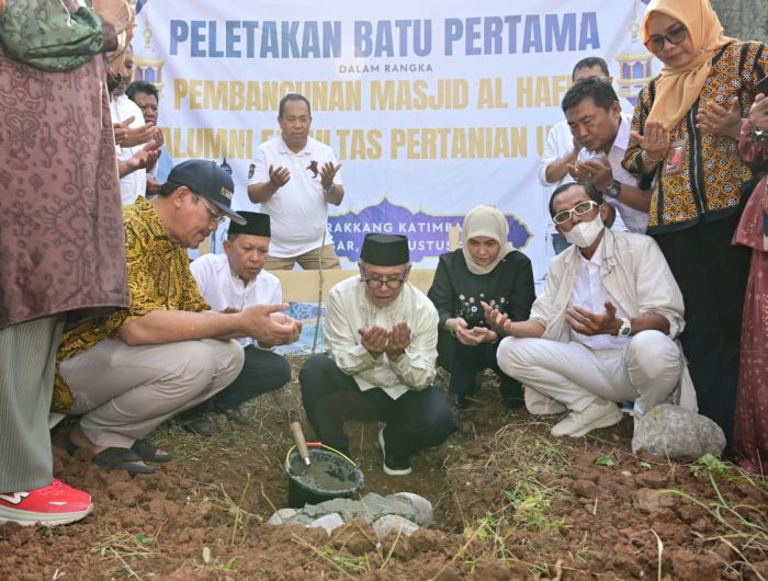 Wakil Wali Kota Makassar, Aliyah Mustika Ilham, menghadiri sekaligus melakukan peletakan batu pertama pembangunan Masjid Al-Hafidz yang digagas oleh Alumni Fakultas Pertanian Universitas Hasanuddin (Unhas), Jumat (29/8/2025).