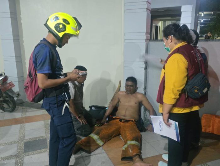 Kericuhan aksi demonstrasi di depan DPRD Kota Makassar pada Jumat (29/8/2025) bukan hanya meninggalkan puing bangunan terbakar, tetapi juga duka mendalam dengan jatuhnya korban jiwa dan luka-luka. Di balik tragedi itu, sorotan publik tak boleh berhenti pada kerusuhan semata, melainkan juga pada bagaimana negara hadir melalui respons cepat layanan kesehatan.