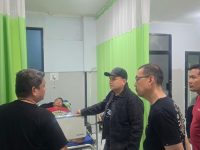 Wali Kota Makassar, Munafri Arifuddin, bergerak cepat menjenguk sejumlah pegawai Pemerintah Kota (Pemkot) yang menjadi korban dalam insiden demonstrasi mahasiswa di Gedung DPRD Makassar pada Jumat (29/8/2025) malam.