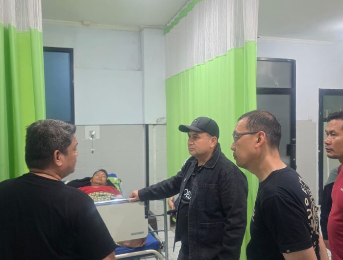 Wali Kota Makassar, Munafri Arifuddin, bergerak cepat menjenguk sejumlah pegawai Pemerintah Kota (Pemkot) yang menjadi korban dalam insiden demonstrasi mahasiswa di Gedung DPRD Makassar pada Jumat (29/8/2025) malam.