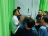 Gubernur Sulawesi Selatan, Andi Sudirman Sulaiman, menjenguk korban kebakaran Gedung DPRD Kota Makassar yang sedang dirawat di Rumah Sakit Grestelina, Sabtu (30/8/2025) dini hari.