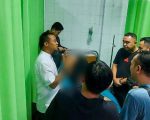 Gubernur Sulawesi Selatan, Andi Sudirman Sulaiman, menjenguk korban kebakaran Gedung DPRD Kota Makassar yang sedang dirawat di Rumah Sakit Grestelina, Sabtu (30/8/2025) dini hari.