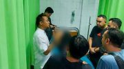 Gubernur Sulawesi Selatan, Andi Sudirman Sulaiman, menjenguk korban kebakaran Gedung DPRD Kota Makassar yang sedang dirawat di Rumah Sakit Grestelina, Sabtu (30/8/2025) dini hari.