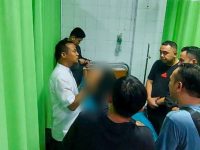 Gubernur Sulawesi Selatan, Andi Sudirman Sulaiman, menjenguk korban kebakaran Gedung DPRD Kota Makassar yang sedang dirawat di Rumah Sakit Grestelina, Sabtu (30/8/2025) dini hari.