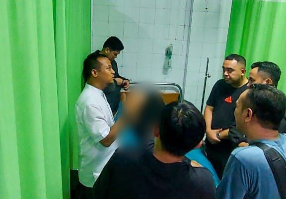 Gubernur Sulawesi Selatan, Andi Sudirman Sulaiman, menjenguk korban kebakaran Gedung DPRD Kota Makassar yang sedang dirawat di Rumah Sakit Grestelina, Sabtu (30/8/2025) dini hari.