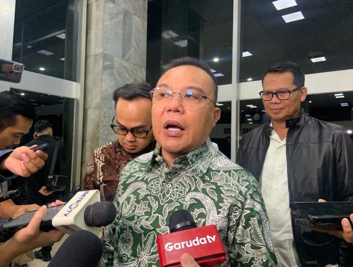 Wakil Ketua DPR RI, Sufmi Dasco Ahmad, mengungkapkan kekhawatirannya terhadap adanya indikasi upaya memecah persatuan dan kesatuan bangsa menjelang peringatan Hari Ulang Tahun (HUT) ke-80 Republik Indonesia pada 17 Agustus 2025. Hal ini ditandai dengan kemunculan bendera bajak laut berwarna hitam di sejumlah lokasi.