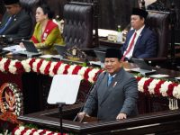 Presiden RI Prabowo Subianto mengirimkan pesan tegas kepada kelompok kaya yang memiliki kekuasaan di Indonesia. Dalam pidato kenegaraan perdananya di Sidang Tahunan MPR, ia menegaskan bahwa selama dirinya memimpin, tidak ada pihak yang bisa bertindak semena-mena.