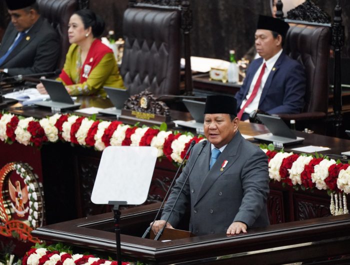 Presiden RI Prabowo Subianto mengirimkan pesan tegas kepada kelompok kaya yang memiliki kekuasaan di Indonesia. Dalam pidato kenegaraan perdananya di Sidang Tahunan MPR, ia menegaskan bahwa selama dirinya memimpin, tidak ada pihak yang bisa bertindak semena-mena.
