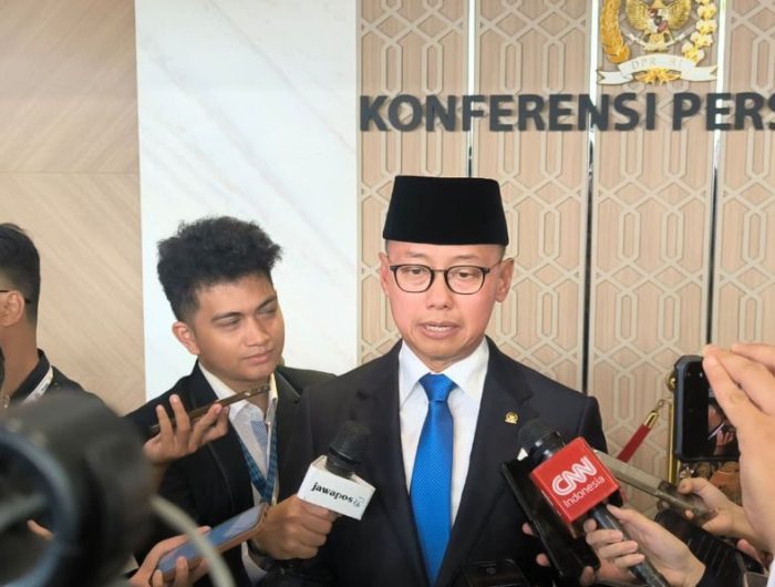 Wakil Ketua MPR RI Eddy Soeparno menegaskan putusan Mahkamah Konstitusi (MK) terkait pemisahan pemilu nasional dan lokal harus dihormati. Namun, ia menilai tindak lanjut putusan itu memerlukan kajian mendalam dan revisi undang-undang yang relevan.