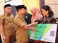 Wali Kota Parepare, Tasming Hamid dan Wakil Wali Kota Parepare, H. Hermanto saat menyalurkan insentif kepada Guru Mengaji, Guru Sekolah Minggu, serta Kader Posyandu.