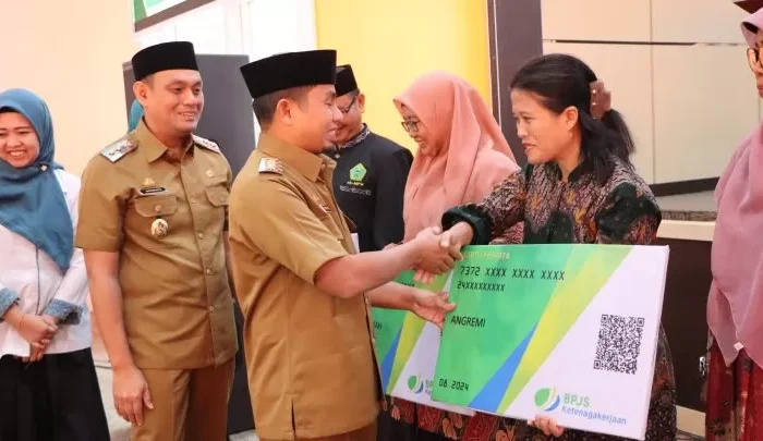 Wali Kota Parepare, Tasming Hamid dan Wakil Wali Kota Parepare, H. Hermanto saat menyalurkan insentif kepada Guru Mengaji, Guru Sekolah Minggu, serta Kader Posyandu.
