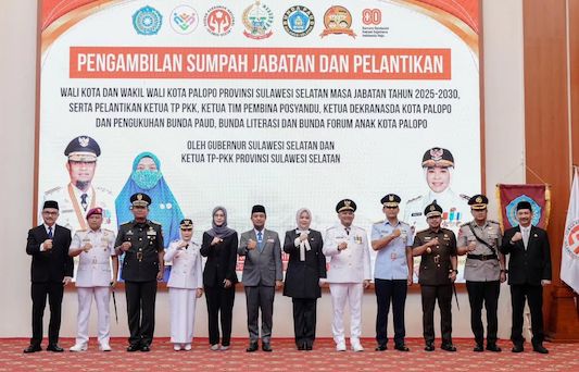 Gubernur Sulsel Andi Sudirman Sulaiman melantik Naili Trisal sebagai Wali Kota Palopo dan Akhmad Syarifuddin Daud sebagai Wakil Wali Kota Palopo