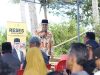 Anggota Komisi II DPR RI Taufan Pawe menyapa langsung para pengrajin perahu pinisi, di Tana Beru, Kecamatan Bonto Bahari, Kabupaten Bulukumba, pada Senin 4 Agustus 2025.