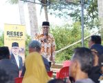 Anggota Komisi II DPR RI Taufan Pawe menyapa langsung para pengrajin perahu pinisi, di Tana Beru, Kecamatan Bonto Bahari, Kabupaten Bulukumba, pada Senin 4 Agustus 2025.