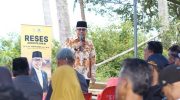 Anggota Komisi II DPR RI Taufan Pawe menyapa langsung para pengrajin perahu pinisi, di Tana Beru, Kecamatan Bonto Bahari, Kabupaten Bulukumba, pada Senin 4 Agustus 2025.