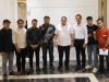 Wali Kota Makassar, Munafri Arifuddin, dan puluhan pedagang kuliner UMKM Pasar Cidu di Balai Kota Makassar, Rabu 13 Agustus 2025.