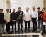 Wali Kota Makassar, Munafri Arifuddin, dan puluhan pedagang kuliner UMKM Pasar Cidu di Balai Kota Makassar, Rabu 13 Agustus 2025.