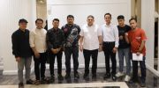 Wali Kota Makassar, Munafri Arifuddin, dan puluhan pedagang kuliner UMKM Pasar Cidu di Balai Kota Makassar, Rabu 13 Agustus 2025.