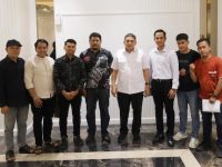 Wali Kota Makassar, Munafri Arifuddin, dan puluhan pedagang kuliner UMKM Pasar Cidu di Balai Kota Makassar, Rabu 13 Agustus 2025.