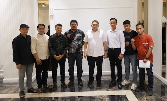 Wali Kota Makassar, Munafri Arifuddin, dan puluhan pedagang kuliner UMKM Pasar Cidu di Balai Kota Makassar, Rabu 13 Agustus 2025.