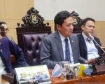 Ketua Komisi III DPR RI, Habiburokhman, menegaskan pihaknya masih menunggu hasil kerja panitia seleksi (pansel) Komisi Yudisial (KY) terkait calon hakim agung. Meski demikian, DPR akan tetap melanjutkan proses uji kelayakan dan kepatutan (fit and proper test) terhadap nama-nama yang sudah diusulkan KY.