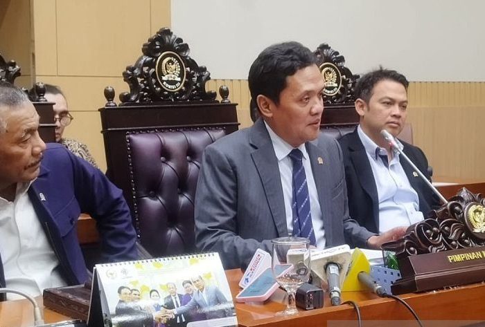 Ketua Komisi III DPR RI, Habiburokhman, menegaskan pihaknya masih menunggu hasil kerja panitia seleksi (pansel) Komisi Yudisial (KY) terkait calon hakim agung. Meski demikian, DPR akan tetap melanjutkan proses uji kelayakan dan kepatutan (fit and proper test) terhadap nama-nama yang sudah diusulkan KY.