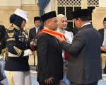 Pengusaha asal Kalimantan Selatan, Andi Syamsuddin Arsyad atau yang akrab disapa Haji Isam, menerima Tanda Kehormatan Bintang Mahaputera Utama dari Presiden RI Prabowo Subianto. Penganugerahan dilakukan dalam Upacara Tanda Kehormatan Republik Indonesia di Istana Negara, Jakarta Pusat, Senin (25/8/2025).