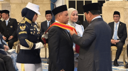 Pengusaha asal Kalimantan Selatan, Andi Syamsuddin Arsyad atau yang akrab disapa Haji Isam, menerima Tanda Kehormatan Bintang Mahaputera Utama dari Presiden RI Prabowo Subianto. Penganugerahan dilakukan dalam Upacara Tanda Kehormatan Republik Indonesia di Istana Negara, Jakarta Pusat, Senin (25/8/2025).