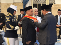 Pengusaha asal Kalimantan Selatan, Andi Syamsuddin Arsyad atau yang akrab disapa Haji Isam, menerima Tanda Kehormatan Bintang Mahaputera Utama dari Presiden RI Prabowo Subianto. Penganugerahan dilakukan dalam Upacara Tanda Kehormatan Republik Indonesia di Istana Negara, Jakarta Pusat, Senin (25/8/2025).